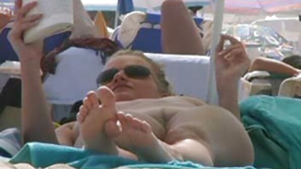 Zaobljena porno zvijezda koja ima prirodne grudi jebe se u nekoliko pozicija