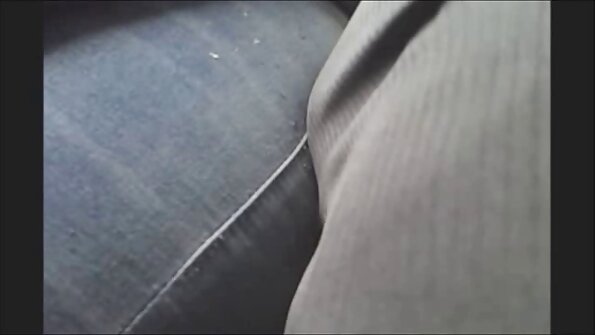 Petite Gina Gerson i njen muškarac vode slatku ljubav u krevetu