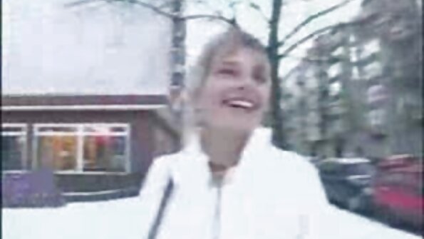Mlada MILF masivnih sisa želi malo ljubavi od svog muža