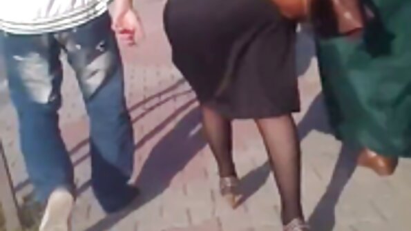 Plavuša s lijepim dupetom se analno jeba prije svih nas