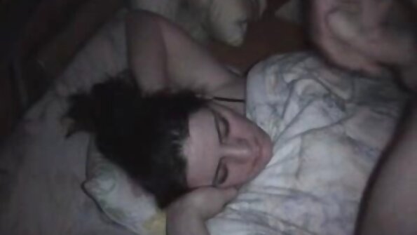 Tamnokosa porno zavodnica testira svoje rupe seks igračkama