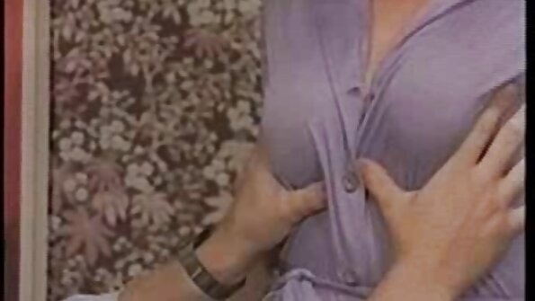 Kratkokosa plavuša MILF uživa u gadnom seksu s obješenim klijentom