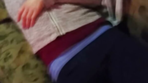 Beba sa trakama u boji na nogama voli aktivan seks