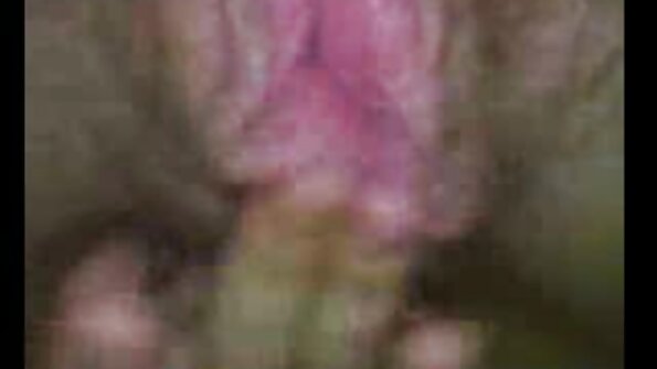 Mršava plavuša demonstrira kako ima analni seks sa muškarcem